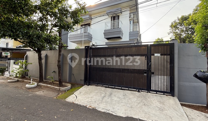 Rumah Hoek 2 Lt Strategis Blok Favorite Taman Ratu Jakarta Barat 1