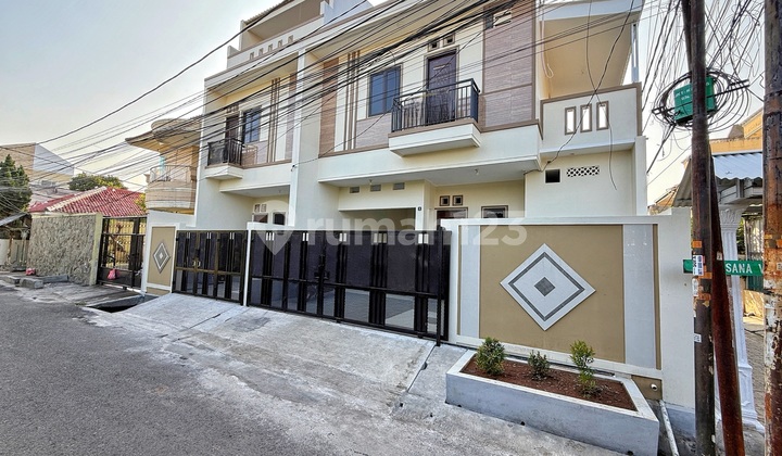 House 8x13 Ready to Live Flood-Free 2-Car Row Strategic Duri Kepa Tanjung Duren West Jakarta House 8x13 Ready to Live Flood-Free 2-Car Row Strategic Duri Kepa Tanjung Duren West Jakarta