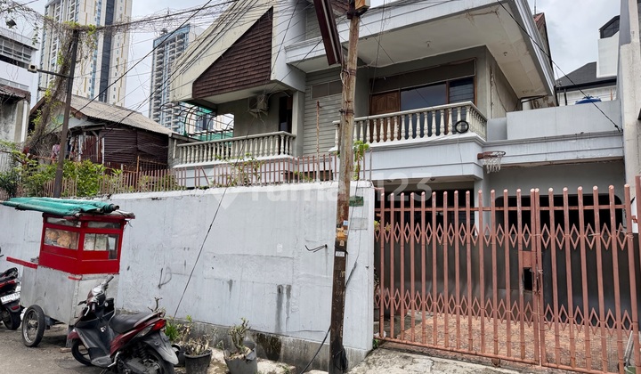 Jarang Ada! Rumah 2Lt Komplek Sunrise Garden Jakarta Barat