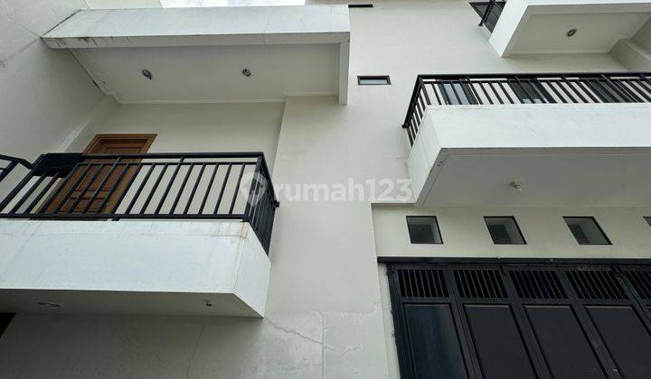 Rumah Mewah Baru 3 Lantai Strategis Green Ville Tahap 4 Jakarta Barat 1