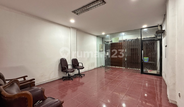 Strategic 3.5-Story Shophouse in a Complex by Palmerah Road, West Jakarta 2