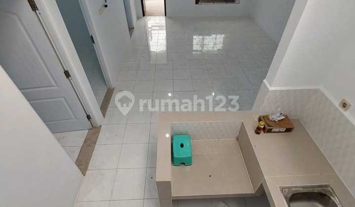 House 1.25 Floors, 2 Car Row, Strategic Location in Tanjung Duren, West Jakarta 2