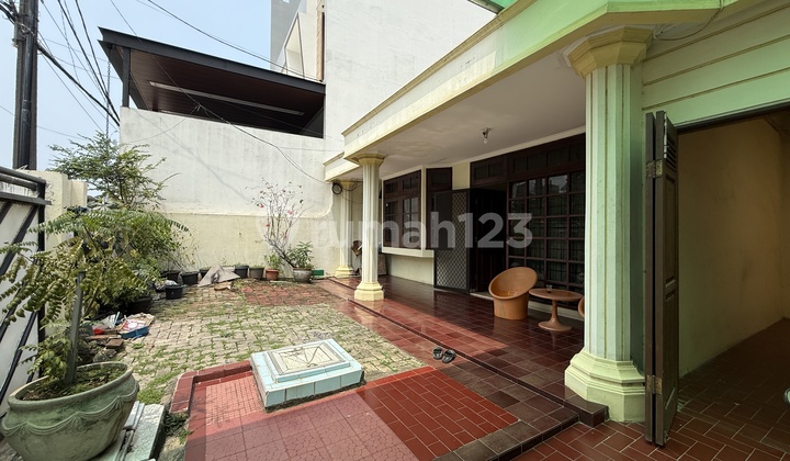 Rumah 10X20 Pinggir Jalan Taman Ratu Jakarta Barat