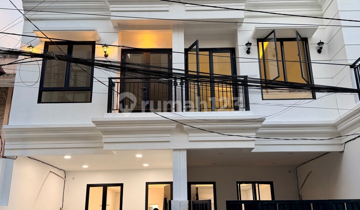 Rumah Estetik 4X14.75 Lebar Jalan 2Mobil Lega Taman Ratu Jakarta Barat
