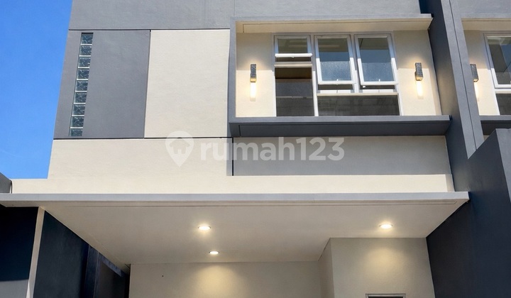Rumah Baru Hoek Row 2Mobil Hadap Timur Tanjung Duren Jakarta Barat