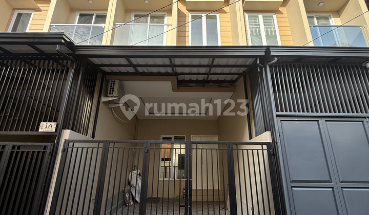 New 3-Story House in a Very Strategic Location, Grogol, West Jakarta