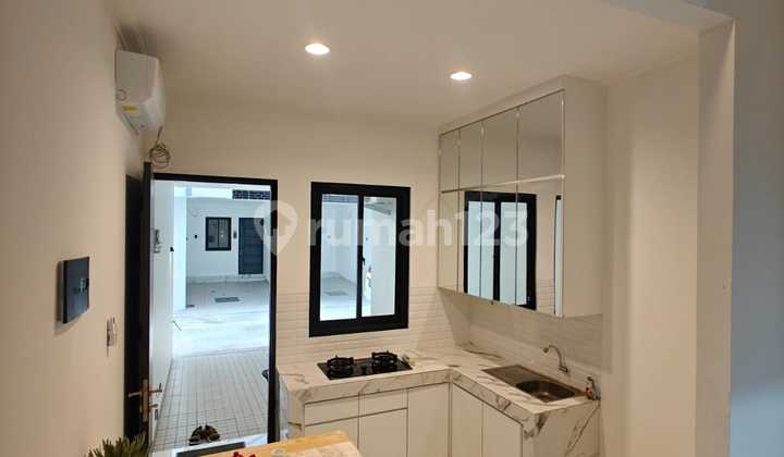 Just Bring Your Suitcase! New 3.5-Story House, Furnished, Strategic Location, Flood-Free in Kedoya, West Jakarta 2