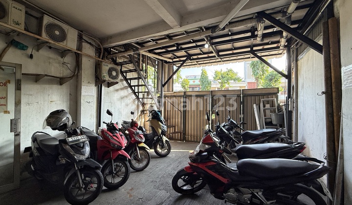 Active Boarding House Ready for Take Over, 3m Wide Road, Spacious Parking, Cosmos Garden, Near Graha Kedoya Hospital, West Jakarta 2