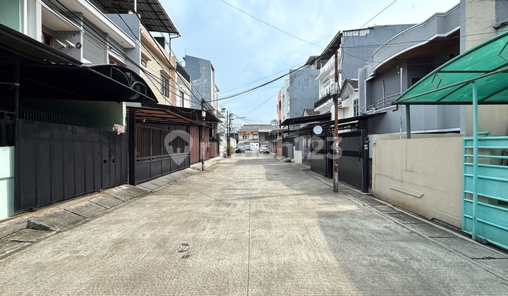 Semi-Furnished House Ready to Occupy Taman Cosmos Near Taman Ratu West Jakarta 2