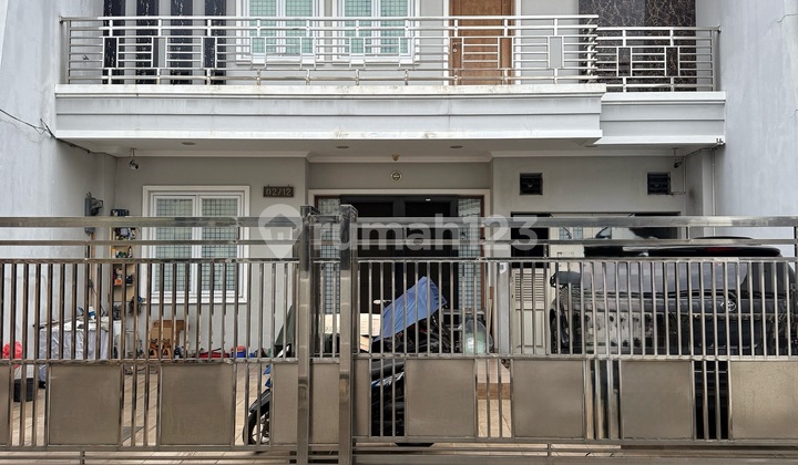 Rumah Modern 2.5 Lantai Row 2Mobil Taman Ratu Jakarta Barat 1