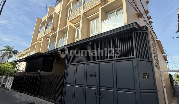 New 3-Story House in a Very Strategic Location, Grogol, West Jakarta