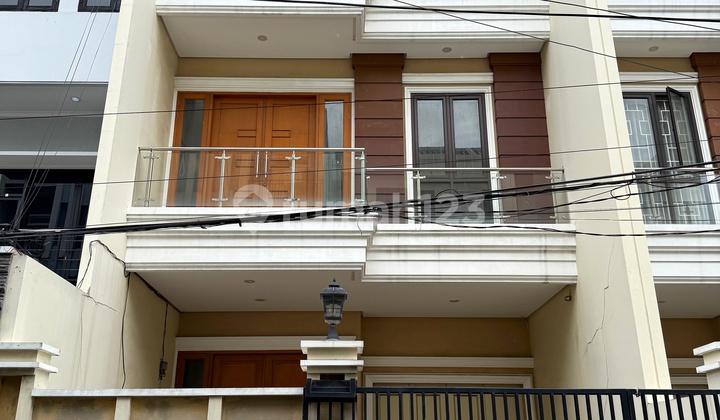 Rumah Semi Furnish 3lt Strategis Taman Ratu Jakarta Barat