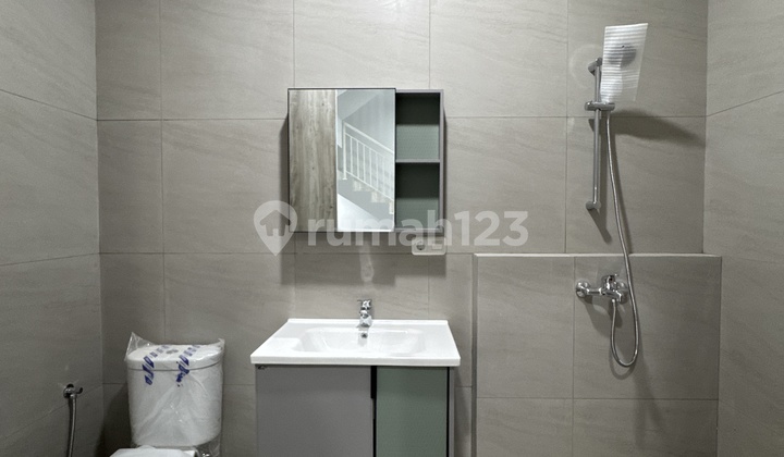 Rumah Baru Bagus 2.5 Lantai Sunrise Garden Jakarta Barat 2