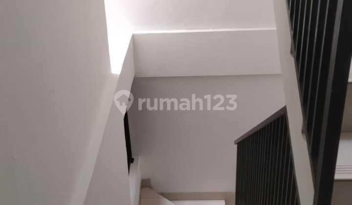 Rumah 2lt Modern Strategis Tanjung Duren Jakarta Barat  2