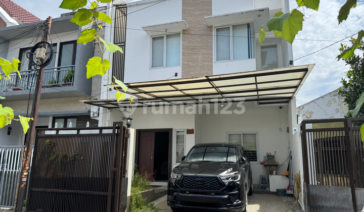 Tinggal Bawa Koper! Rumah 2 Lantai Furnish Dekat Sekolah Sunrise Garden Jakarta Barat