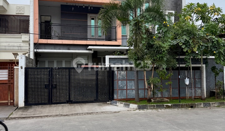 Rumah Besar 300M2 Jalan Boulevard Green Garden Dijual Cepat