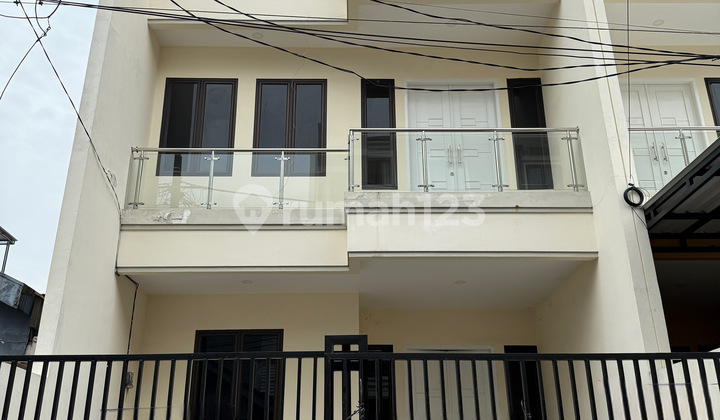 Modern Furnished House with Nice Interior in Taman Ratu, West Jakarta 2