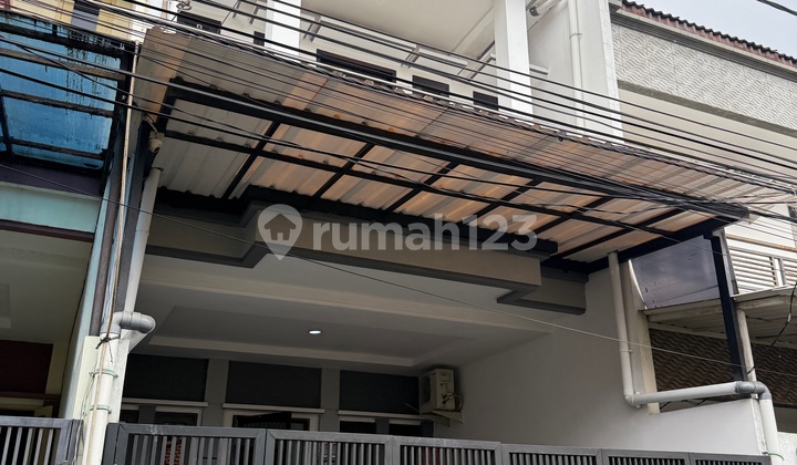 Rumah 3 Lt Bebas Banjir Nyaman dan Aman Tomang Jakarta Barat