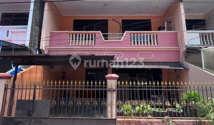 Rumah 2Lt Strategis dengan Carport 2 Mobil Grogol Jakarta Barat