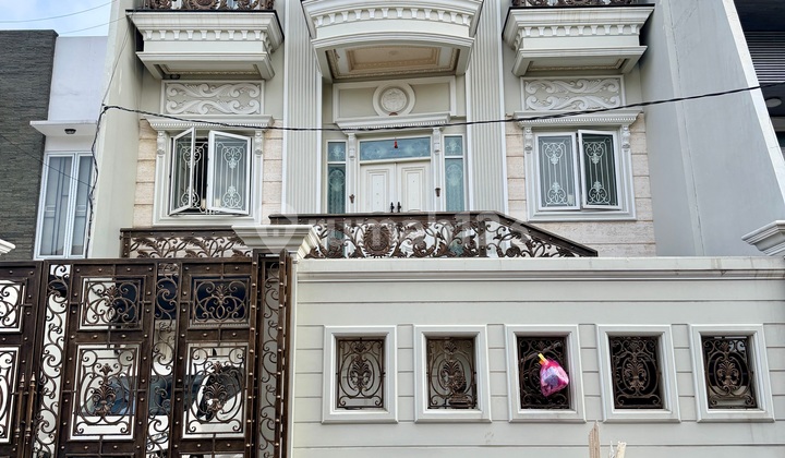 Langkah! Rumah Mewah European Style Taman Palem Jakarta Barat