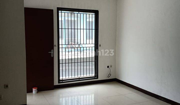 Rumah 3 Lantai Siap Huni Row Jalan 2 Mobil Green Ville, Jakarta Barat 2