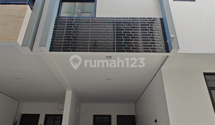 Just Bring Your Suitcase! New 3.5-Story House, Furnished, Strategic Location, Flood-Free in Kedoya, West Jakarta 1