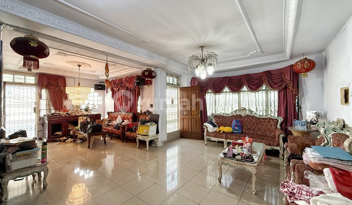 Rumah Hitung Tanah 258m2 Strategis Pinggir Jalan Taman Ratu Jakarta Barat