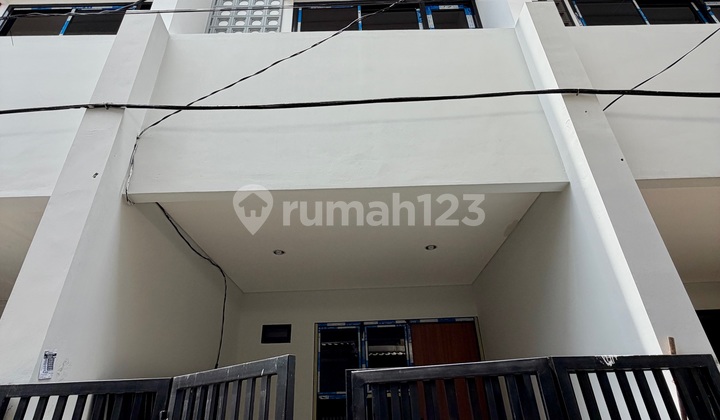 New 3-Storey Strategic House in Tanjung Duren, West Jakarta 2