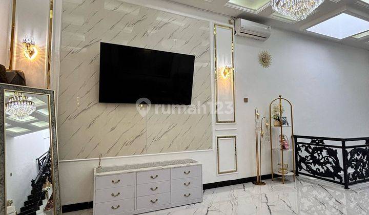 Jarang Ada! Rumah Cantik Mewah 3.5 Lt Full Furnish Strategis Sekali Bekasi 