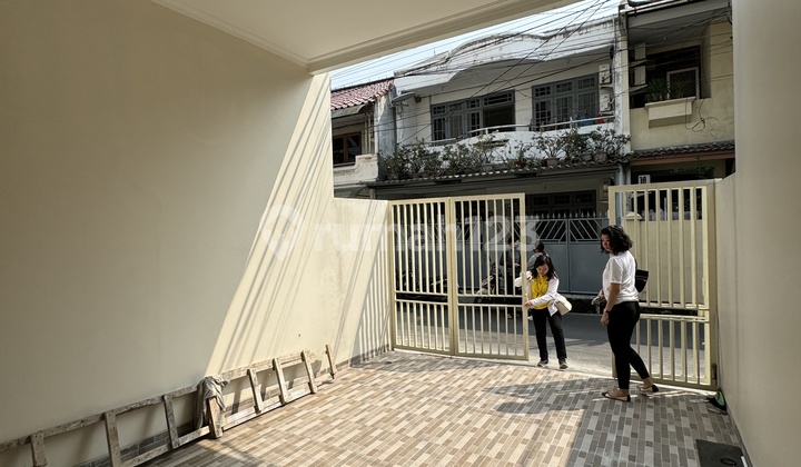 Rumah Baru 3Lt Lebar Jalan 2Mobil Tanjung Duren Jakarta Barat