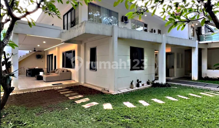 Super Spacious Corner House in Kebayoran Baru - Behind Senayan City!