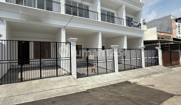 New 3.5-Story Flood-Free House Main Road Row Tanjung Duren West Jakarta New 3.5-Story Flood-Free House Main Road Row Tanjung Duren West Jakarta