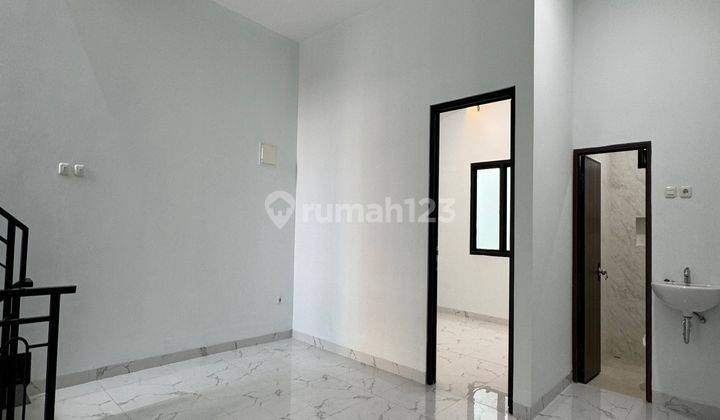 RUMAH INDENT 3 LANTAI LEBAR JALAN 2 MOBIL DURI KEPA DEKAT TANJUNG DUREN, JAKARTA BARAT 1