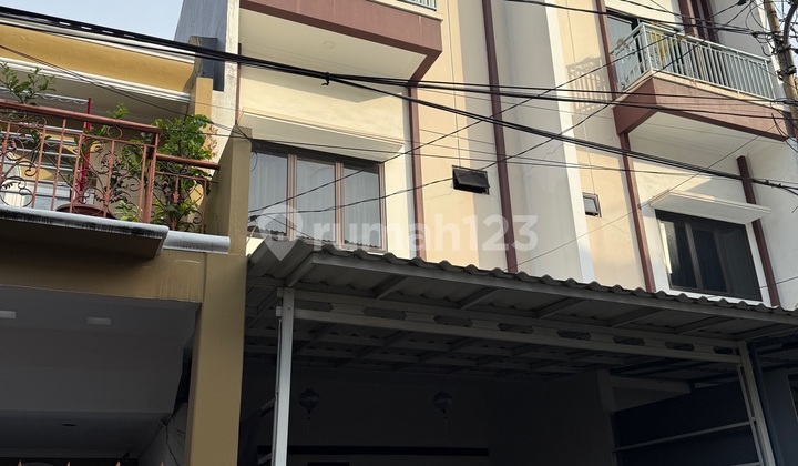 Rare Find! Only 1 Unit New 5x15 Flood-Free Strategic House in Tomang, West Jakarta