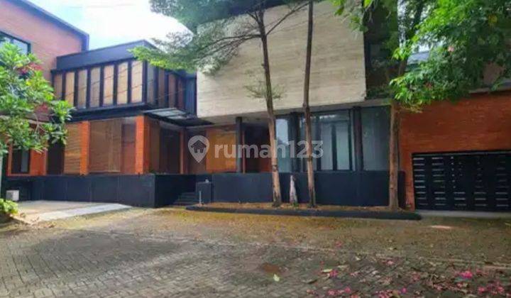 Rumah Hoek Mewah Dengan Basement Dan Kolam Renang Kebayoran Lama Jakarta Selatan 1