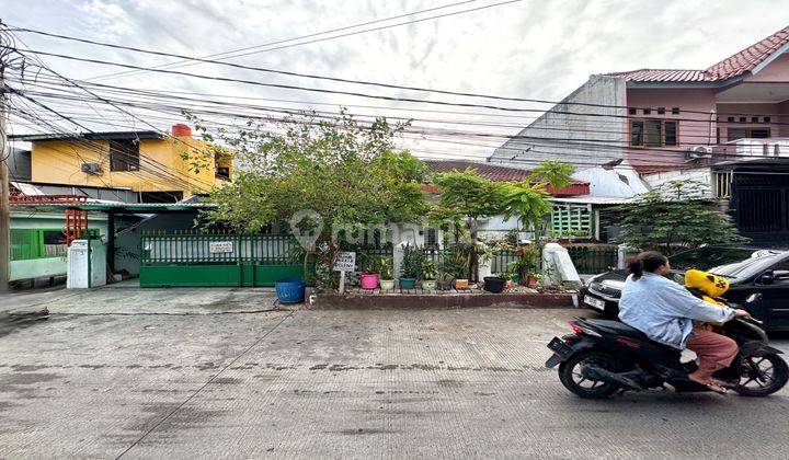 Cocok Bangun Kost! Rumah Lama Strategis Lebar Jalan 2 Mobil Lega Tanjung Duren, Jakarta Barat 1