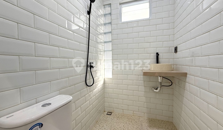 Rumah Baru Hoek Row 2mobil Hadap Timur Tanjung Duren Jakarta Barat 2