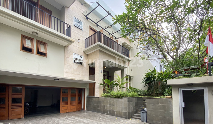 Disewakan rumah daerah senopati 3 lantai 4BR sangat strategis 1