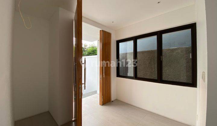 Dijual Murah Rumah 4 Lantai Daerah Kemang Ada Private Pool, Carport Luas 2