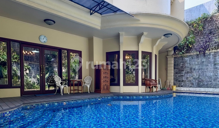 Dijual Rumah 2 Lantai Kawasan Strategis Daerah Kemang 4 Bedrooms Private Pool