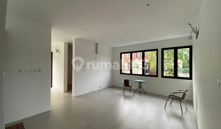 Dijual Murah Rumah 4 Lantai Daerah Kemang Ada Private Pool, Carport Luas 2