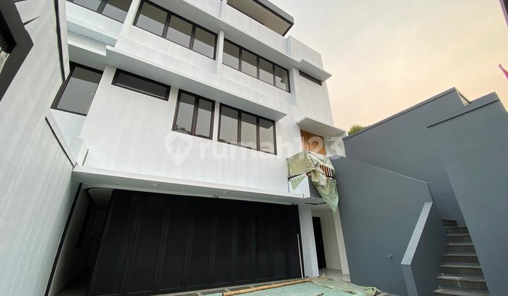 Dijual Murah Rumah 4 Lantai Daerah Kemang Ada Private Pool, Carport Luas 1