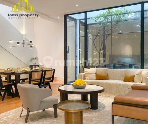 Theta House Town House Modern Classic Style Diarea Pondok Indah Jakarta Selalatan Dengan 3 Lantai Luas 302 m2 3 KM . Dekat Ke Tol, Dekat Pim Dan Continental Hotel..