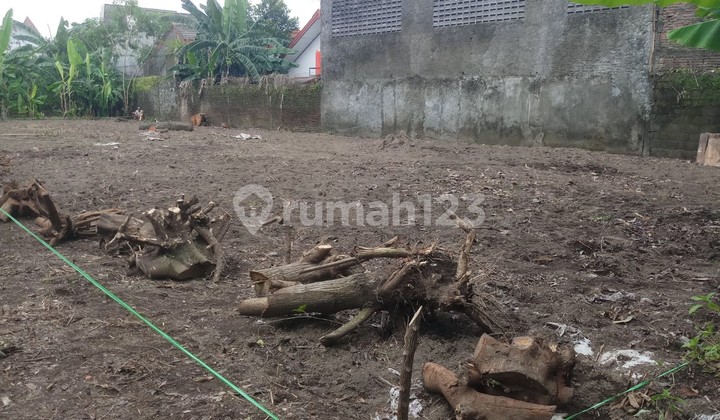 Land 3 KM to UGM campus on Sulawesi Street, Sleman. Land 3 KM to UGM campus on Sulawesi Street, Sleman.