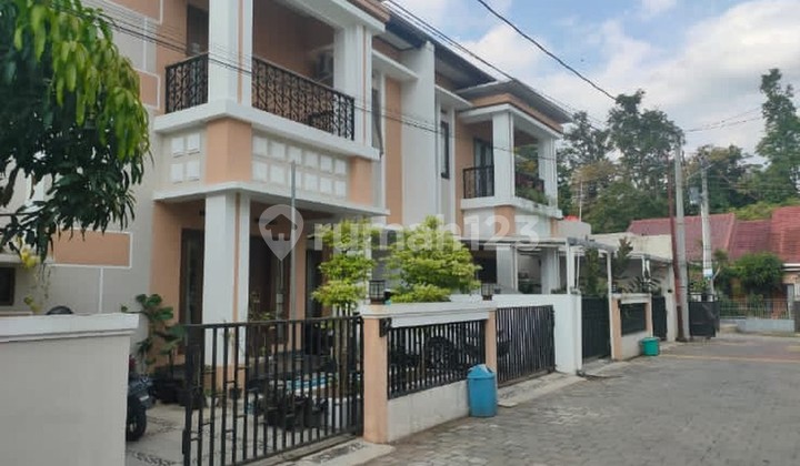 Rumah Mewah 2 Lantai di Perum Metro Harmony Wedomartani Sleman