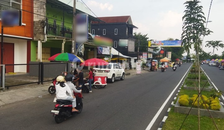 Strategic Shop House Located in Maguwoharjo Stadium Area, Depok, Sleman 2