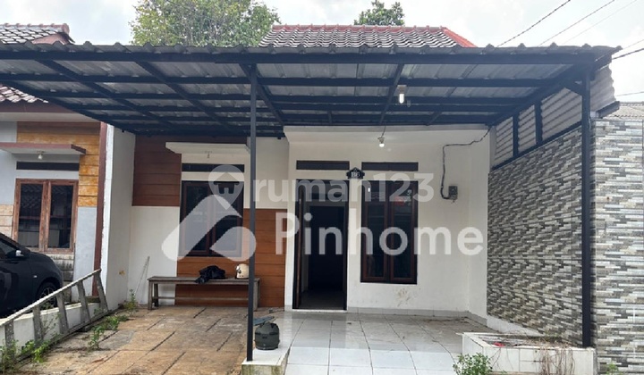 Beautiful House in the Center of Depok, Serene and Comfortable Beautiful House in the Center of Depok, Serene and Comfortable