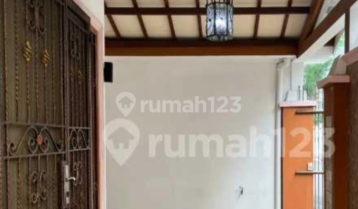 Rumah Besar Posisi di Hoek, Depan Lapangan Olahraga