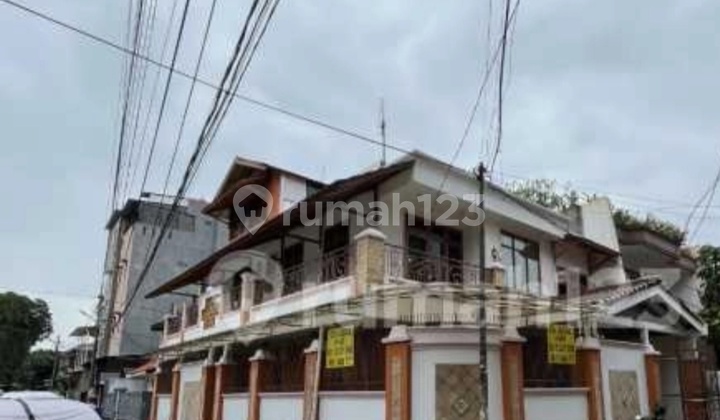 Rumah Besar Posisi di Hoek, Depan Lapangan Olahraga