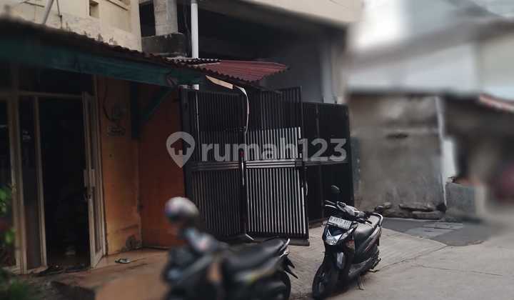 Rumah Besar Pasca Renovasi di Gunung Sahari Raya Rumah Besar Pasca Renovasi di Gunung Sahari Raya